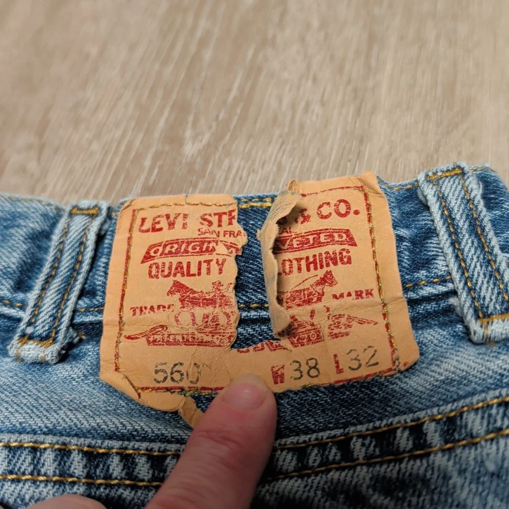 Vintage Levis 560 Comfort Fit Men 38x9 Denim Jean Shorts Light Wash Cutoff Jorts